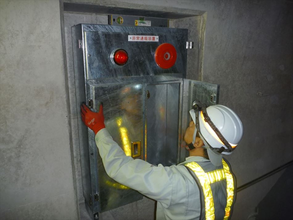 紀宝トンネル内の非常通報装置の確認
