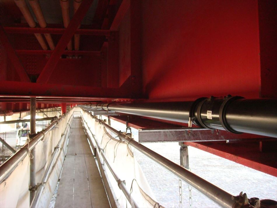 南安倍川橋の下部に突き出し金具を取り付けポリエチライニング鋼管を施工した状況