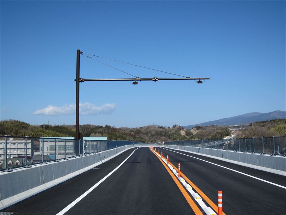 沼津河川国道事務所管内の伊豆縦貫道に設置した交通量計測装置(トラカン)