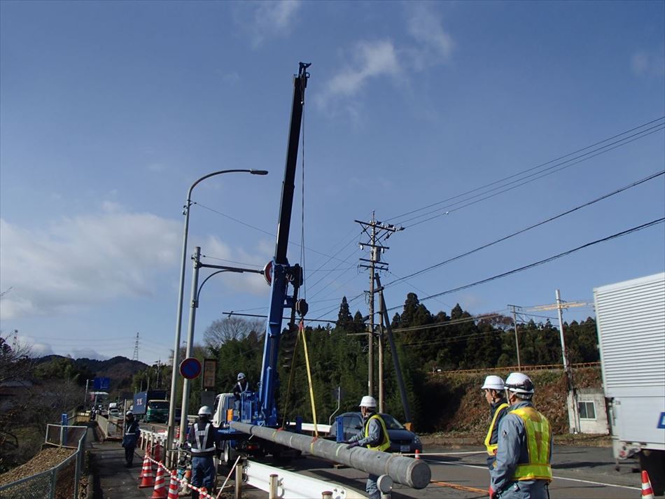 岐阜国道事務所管内における交通量計測装置(トラカン)のコンクリート柱の建柱作業状況