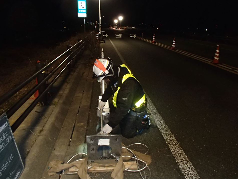 名古屋国道 夜間工事における現場代理人の支柱検査状況