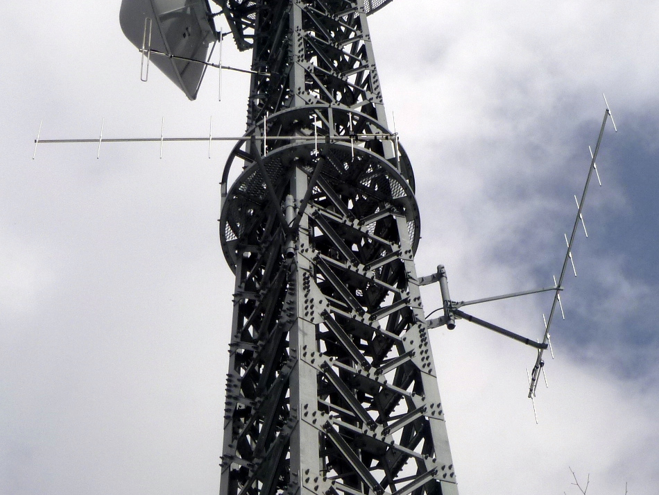 飯田国道事務所管内の中継所鉄塔に設置した八木アンテナ