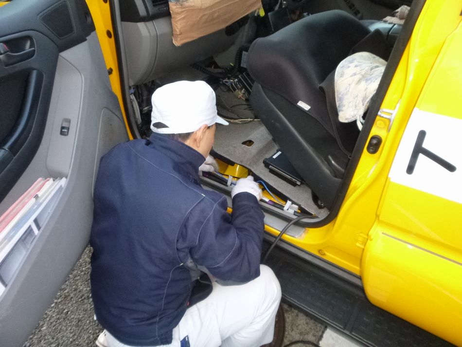 飯田国道事務所の管理車両にK-λ車載局の設置作業
