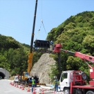 紀宝トンネル入口のトンネル表示板設置作業