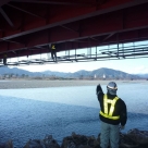 静岡県の南安倍川橋に津波センサー用配管を施工するのに伴い足場を設置している状況