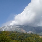 白い煙が立ち上る御嶽山の噴火状況