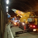 静岡国道事務所管内の賤機山トンネル内で大型クレーンを使用した表示板撤去作業
