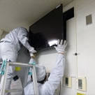 静岡国道事務所内における液晶ディスプレイの壁面設置作業状況