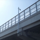 道路プローブ情報収集設備用の路側装置(RSU無線部と支柱)の設置写真